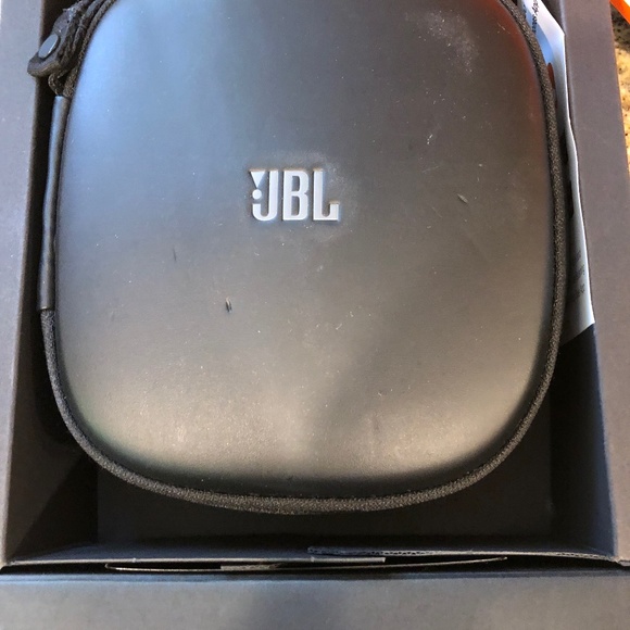 JBL Noise Cancelling Headphones - used TWICE!